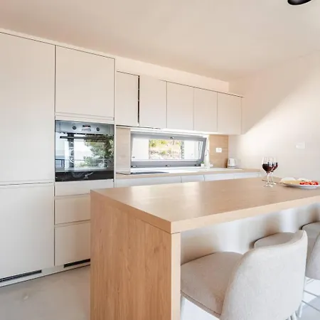 Vakantiehuis Sea View House With Jacuzzi - Casa Bianca Brac *